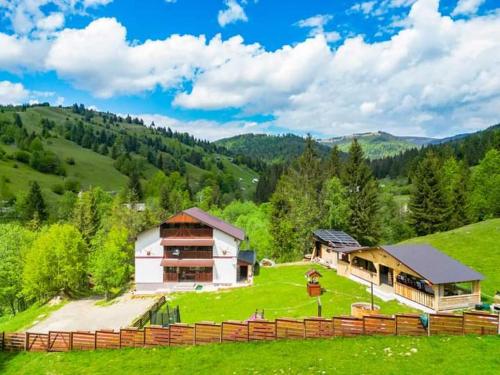 Pasul Ursului - carbon neutral hotel in Farcasa