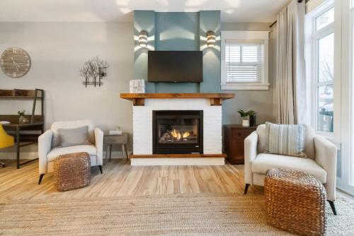 Contemporary Chalet Steps to Blue Mountain Village — 4-Star Luxury Hotel in Collingwood, Canada