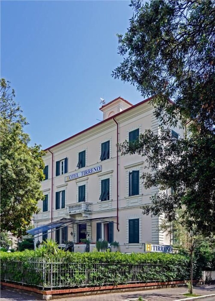 Hotel Tirreno — 4-Star Luxury Hotel in Massa, Italy