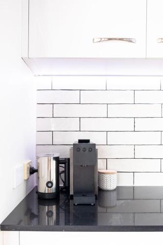 Pet Friendly family Home with Pool Walk to Warana beach — 5-Star Luxury Hotel in Buddina, Australia