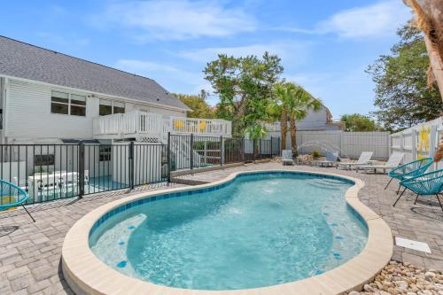 Sunshine House #2 Selfie Friendly Steps to Beach — 4-Star Luxury Hotel in Myrtle Beach, United States