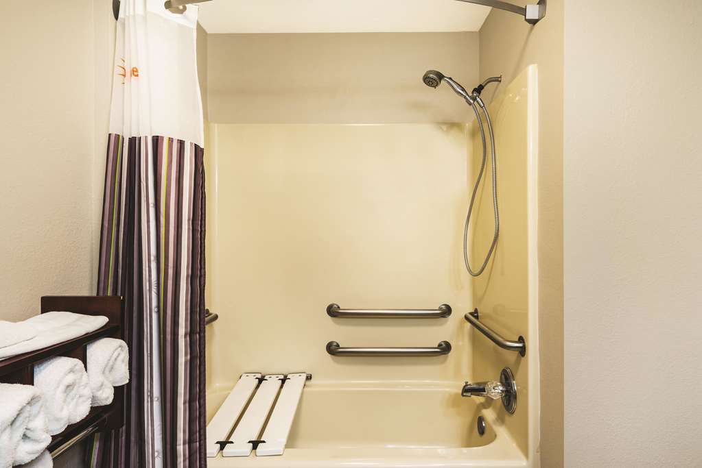 La Quinta Inn & Suites by Wyndham Louisville East - photo 7