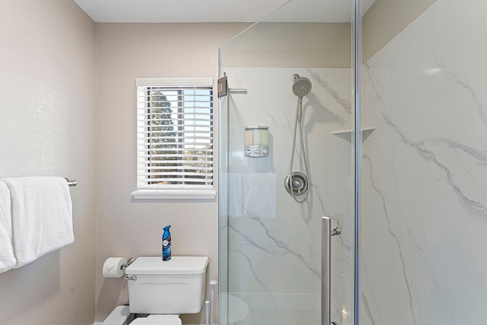 Elegant 4BD Reno Abode Close to Shops and Casinos - photo 37