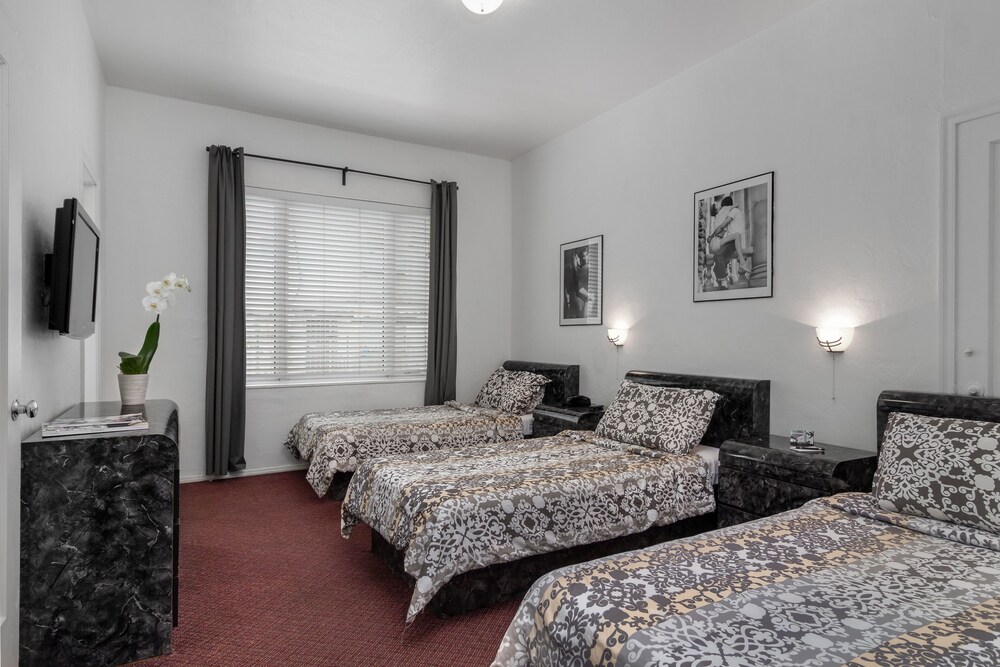 Tropics Hotel and Hostels - photo 18