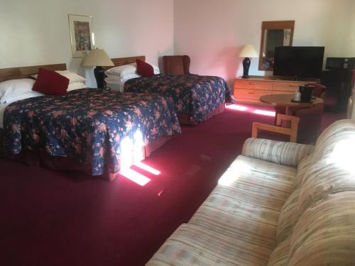 Villager Motel & Glen Manor Estate - photo 3