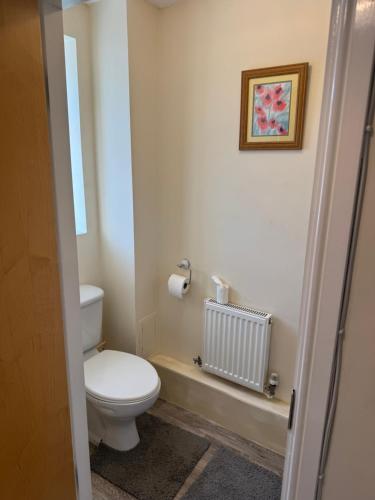 Spacious Sleeps 14 3 bathrooms Central Parking Grimsby — Grimsby — photo 5