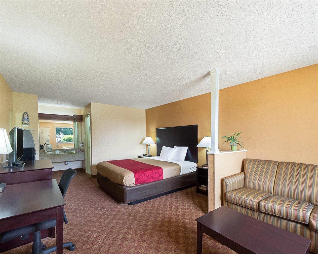Econo Lodge Inn & Suites Coliseum - photo 17
