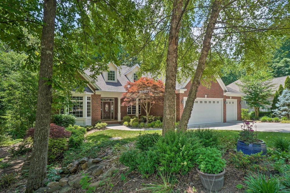 Tellico Village Getaway w Theater Game Room — hotel in Loudon