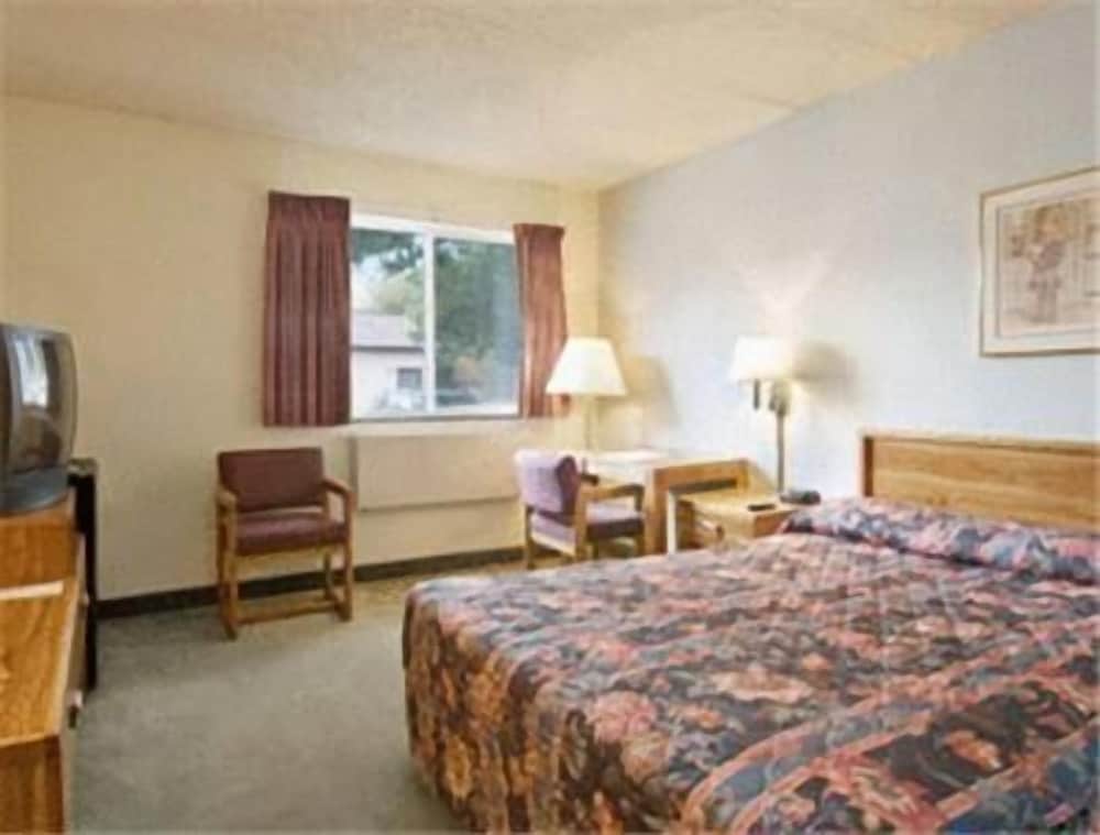 Sunset Inn & Suites Lincoln Airport - photo 8
