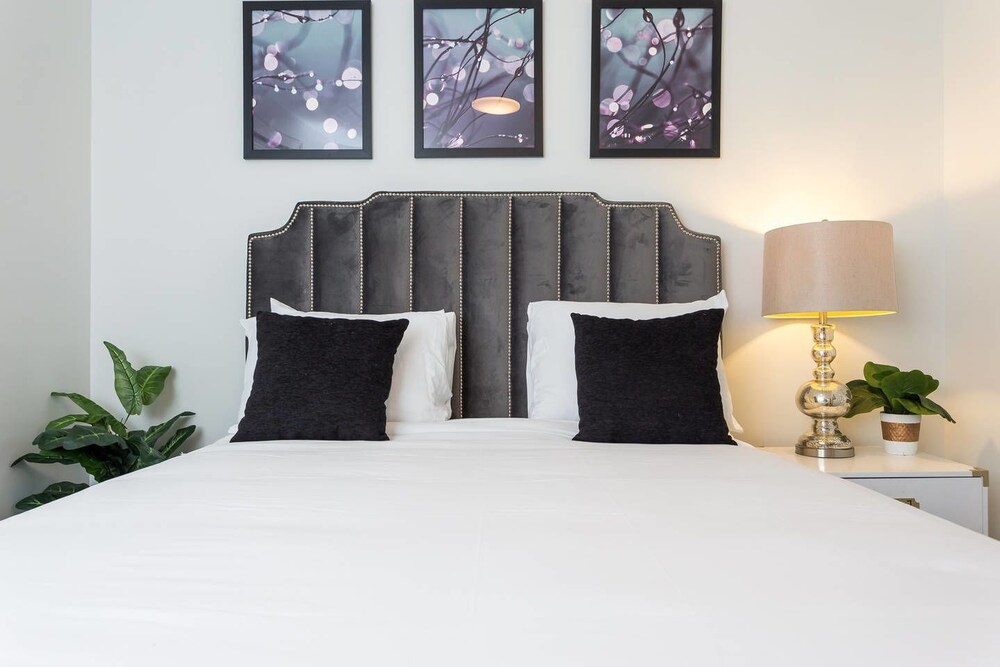 10 BRs Comprised of 2 5BR Suites by Domio - photo 2