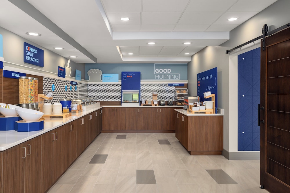 Holiday Inn Express Fayetteville Fort Bragg by IHG - photo 32