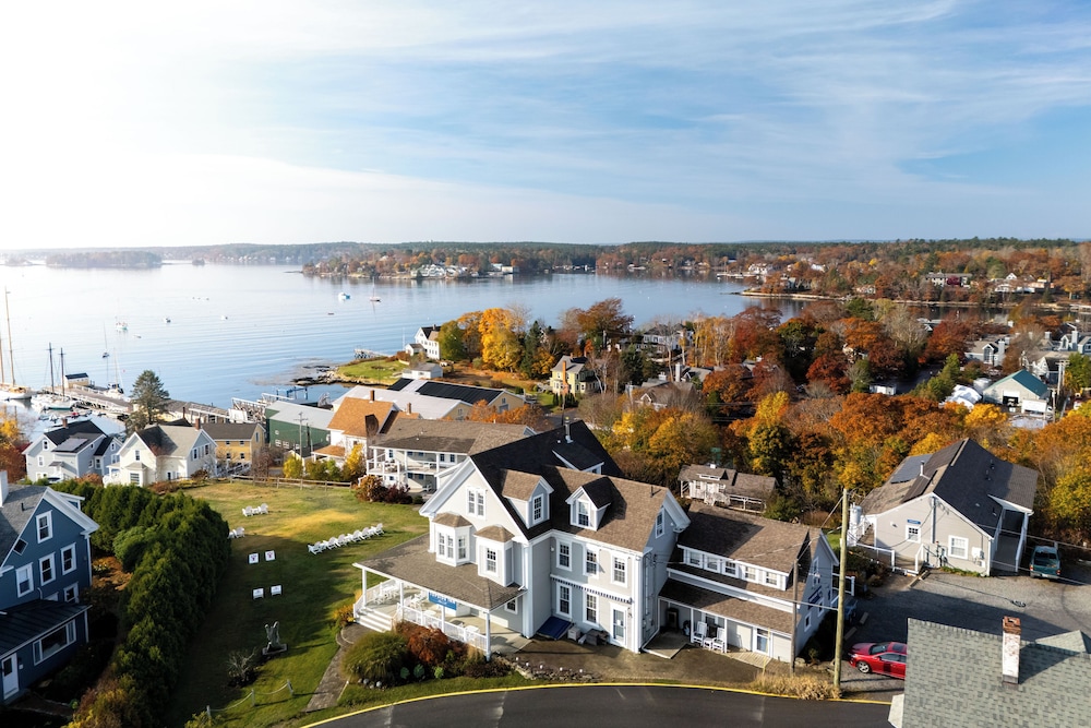 Topside Inn - carbon neutral hotel in Boothbay Harbor