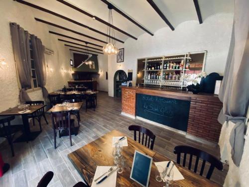 Hôtel Restaurant Le Saint Gillois — hotel in Saint-Gilles