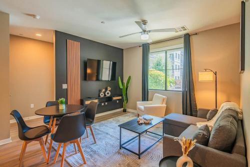 Spacious 2BR Uptown Biltmore Gym Pool Parking WD — 4-Star Luxury Hotel in Phoenix, United States