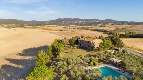 Villa La Lespa W Pool Biliardo and Lake View — 4-Star Luxury Hotel in Santa Luce, Italy