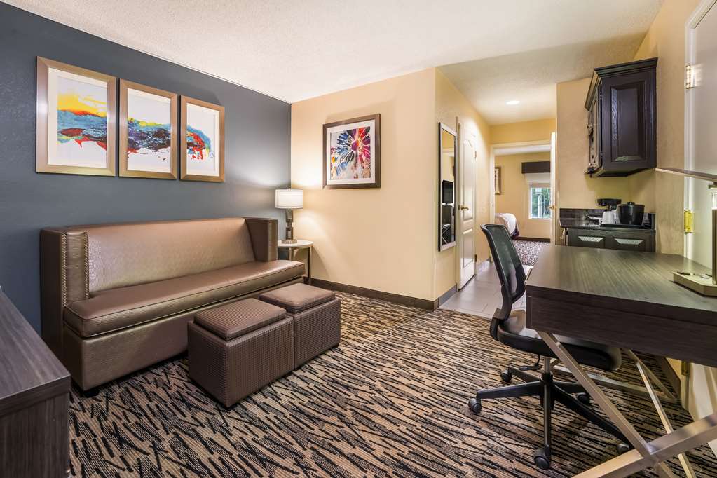 Best Western Bradbury Inn & Suites - photo 25