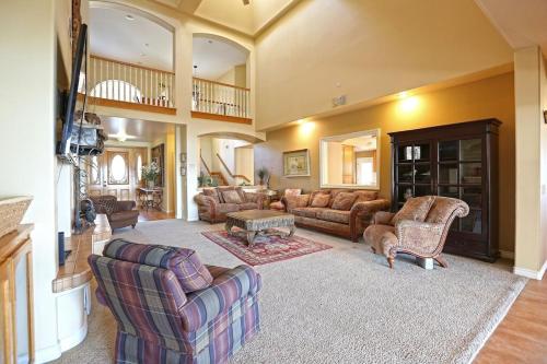 Lakeside Mansion Waterfront 34 beds Boat ramp — 4-Star Luxury Hotel in Lake Elsinore, United States