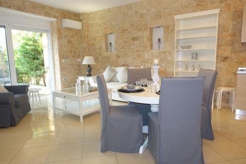 Miss Nefeli Marvelous Stone Apartment in Perdika Aegina — 4-Star Luxury Hotel in Aegina, Greece
