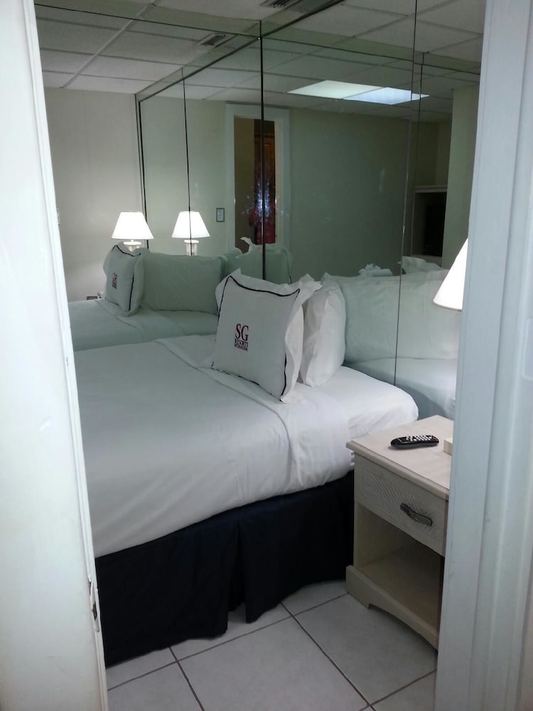 Hollywood Beach Resort two Bedrooms Sleeps 6 - photo 5