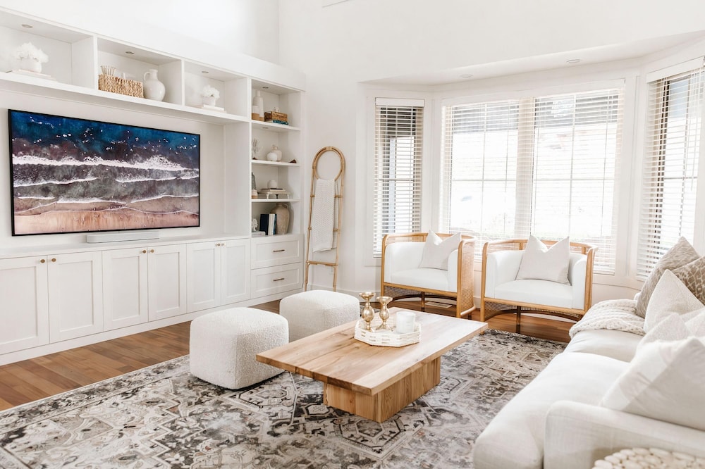 Private Luxury Oasis W Pool Ht Parking in Kelowna, Canada