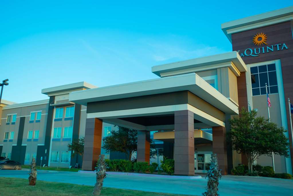 La Quinta Inn & Suites by Wyndham Karnes City Kenedy - photo 4