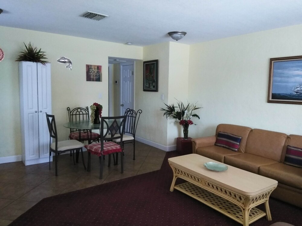 Swashbuckler Motel - photo 28
