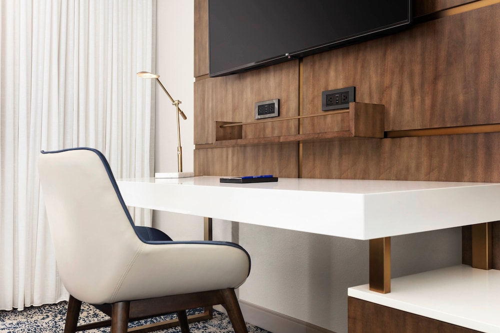 Delta Hotels by Marriott Virginia Beach Waterfront - photo 3