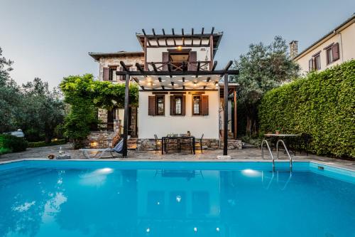 Villa 10 Elies — 4-Star Luxury Hotel in Koropi, Greece