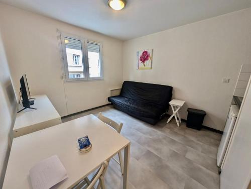 Modern Studio Free Parking Near Train Station & Downtown in Grenoble, France