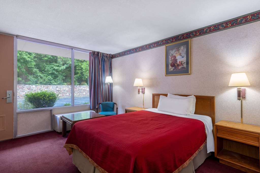 Howard Johnson Hotel & Conference Center by Wyndham Salem - photo 13