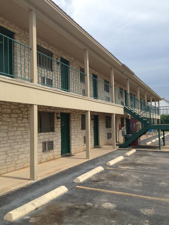 Bastrop Inn - photo 16