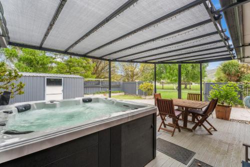Greenways Escape Cromwell Holiday Home — 4-Star Luxury Hotel in Cromwell, New Zealand