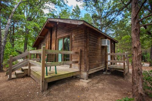 Lake Texoma Camping Resort Cabin 4 — hotel in Hattiesburg