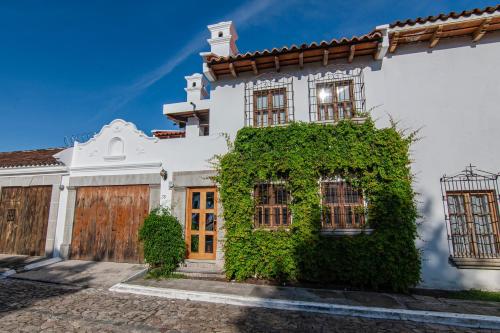 Preciosa Casa a 10 minutos del Parque Central — 4-Star Luxury Hotel in Antigua Guatemala, Guatemala
