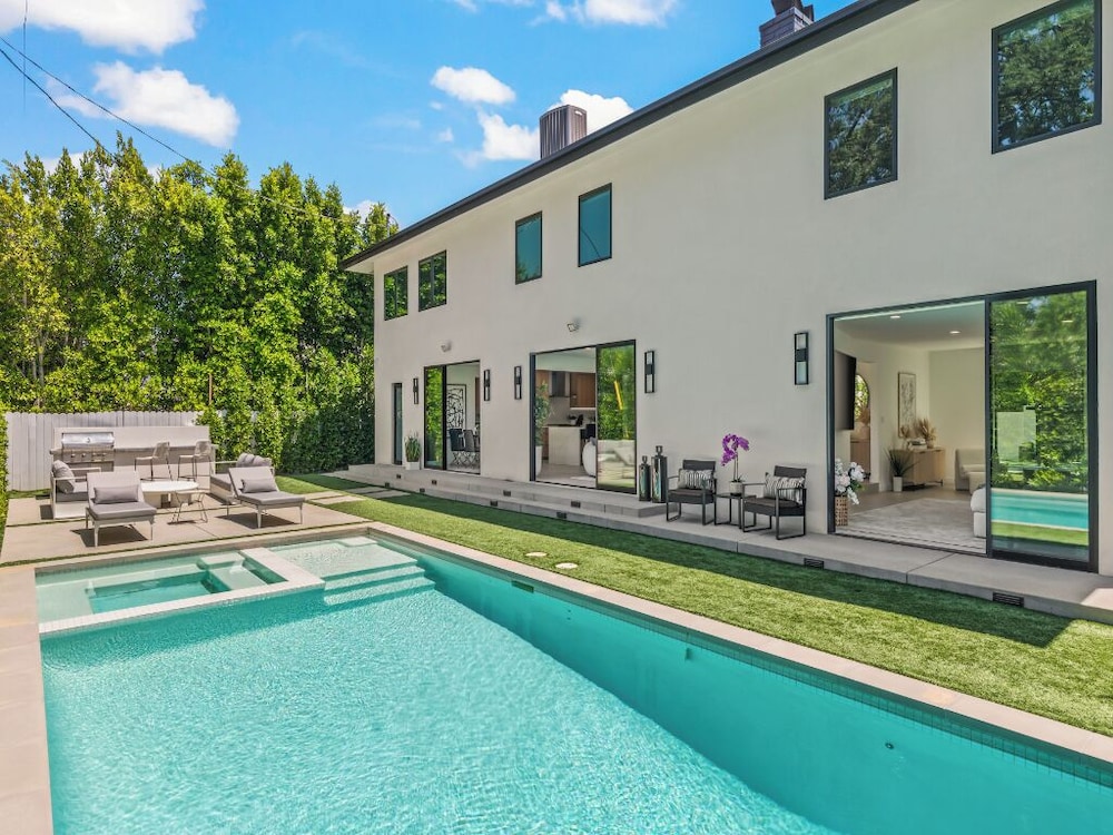 Casa Leona Modern Masterpiece Behind Private Gates w Pool & Chef's Kitchen — 4-Star Luxury Hotel in Encino, United States