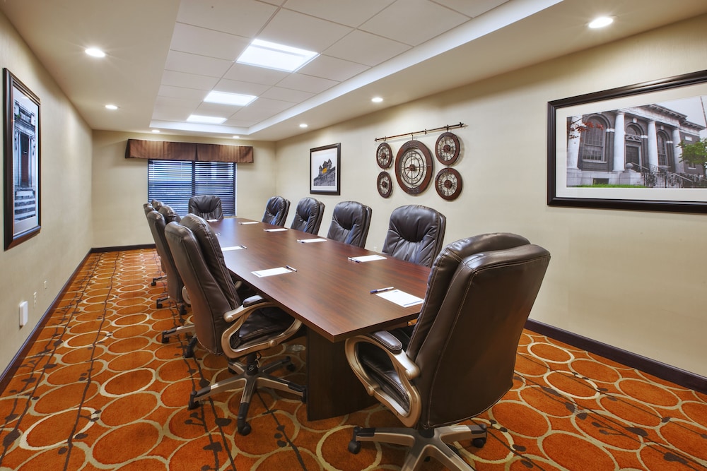 Holiday Inn Express & Suites Washington Meadow Lands by IHG - photo 35