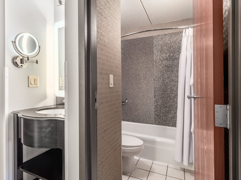 Crowne Plaza Milwaukee Airport by IHG - photo 31