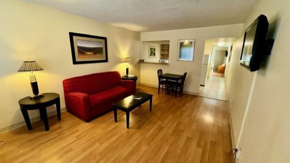 Big Chile Inn & Suites - photo 8