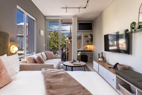 The Rose207: Modern Corner Studio with Views