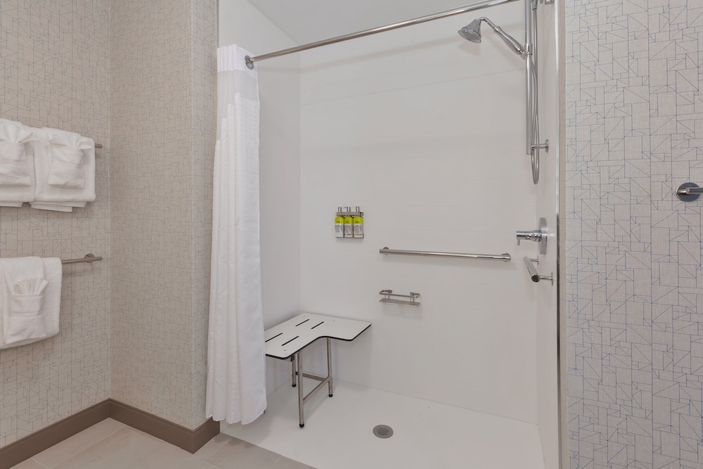 Holiday Inn Express & Suites Grand Rapids Airport South by IHG - photo 15