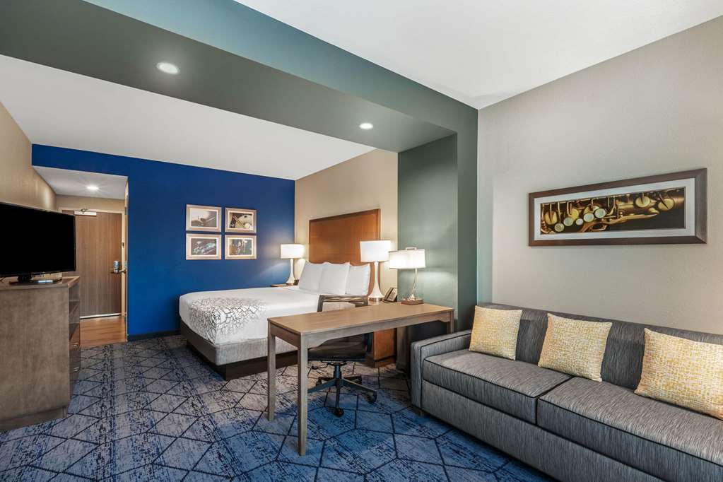 La Quinta Inn & Suites by Wyndham Kansas City Beacon Hill - photo 21