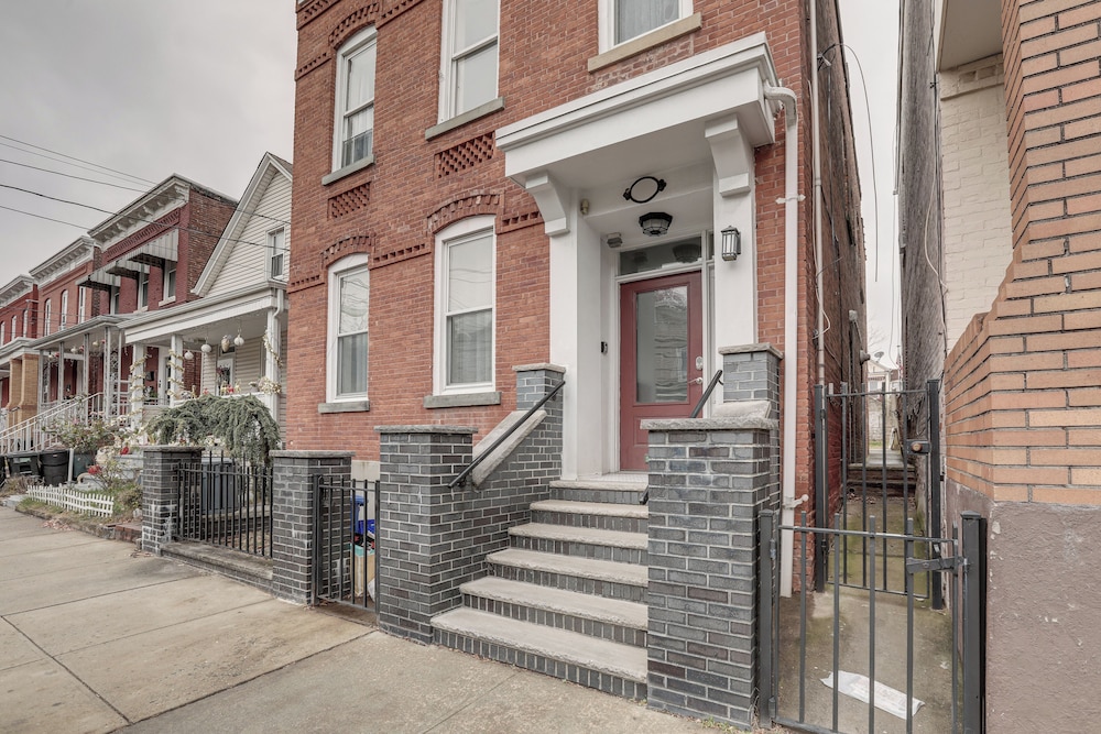 Comfy Bayonne Townhome 11 Mi To Nyc Attractions 19615419 — Bayonne