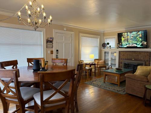 Seattle Queen Anne 7 BR 3 BA One Block to SPU — 4-Star Luxury Hotel in Seattle, United States