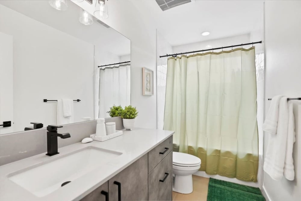 3Br 2.5Ba Rooftop View Green Lake Hideaway - photo 29