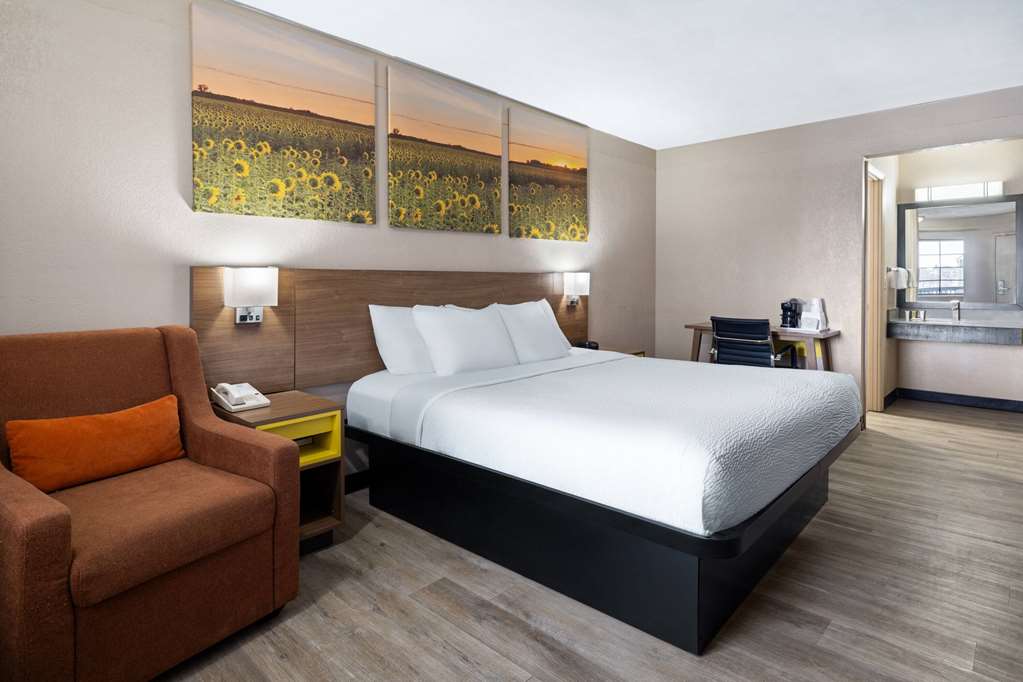 Days Inn & Suites by Wyndham Kokomo - photo 7