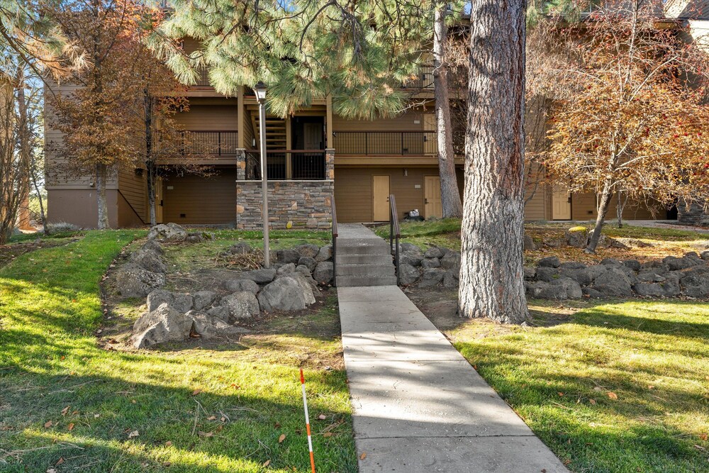 Pine Haven Lodge — 4-Star Luxury Hotel in Bend, United States