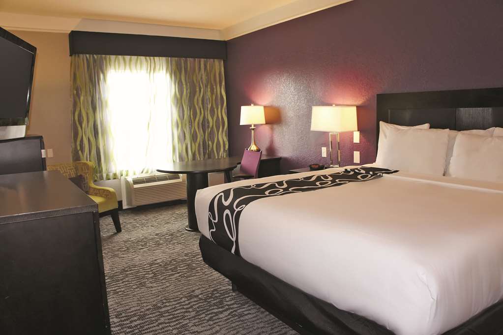 La Quinta Inn & Suites by Wyndham Pearland Houston South - photo 14