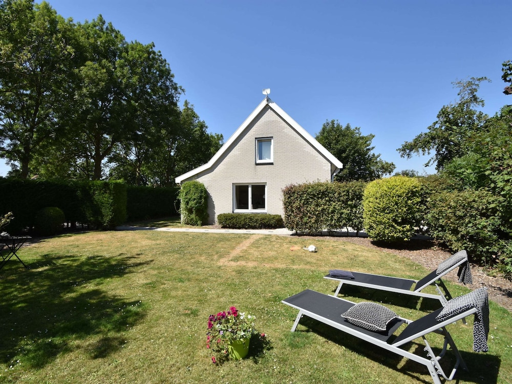 Cosy Holiday Home With Large Garden — 4-Star Luxury Hotel in Oostvoorne, Netherlands