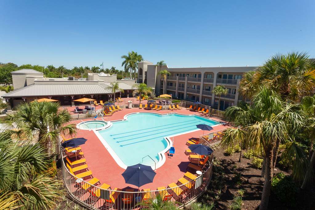 La Quinta Inn & Suites by Wyndham Ft. Myers Sanibel Gateway - photo 9