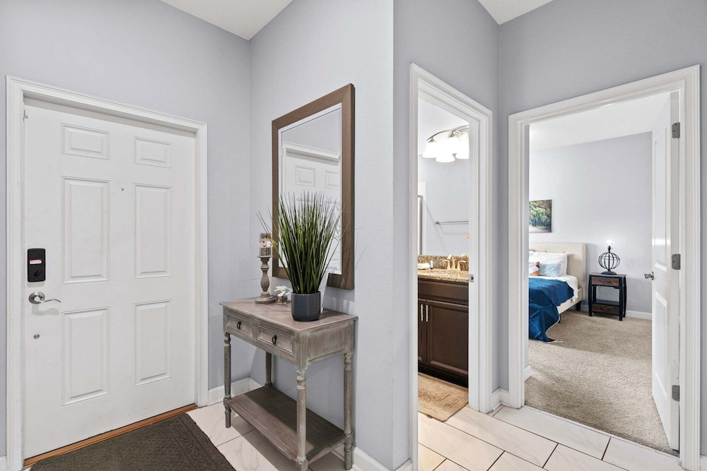 Spacious 4BR Townhome With Pool at Storey Lake - photo 6